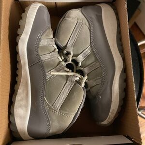 Jordan Kids Sneakers in Gray and White
